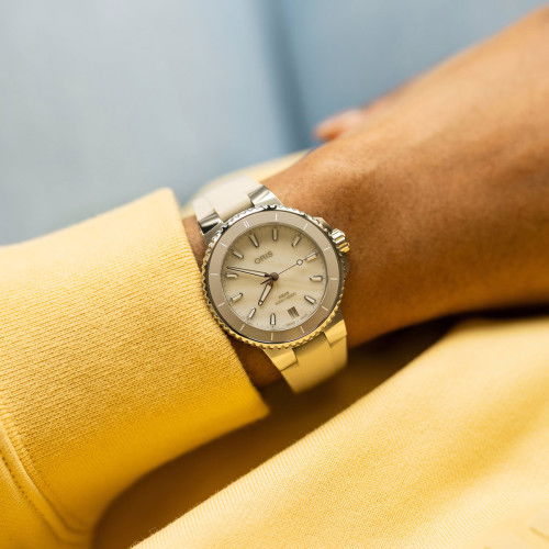 Helen Kirchhofer - Oris Aquis Date - 01 733 7792 4956-07 4 19 61FC