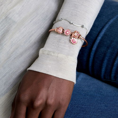 Helen Kirchhofer - Pandora Offen gearbeitetes rosafarbenes Gänseblümchen Charm - 788772C01